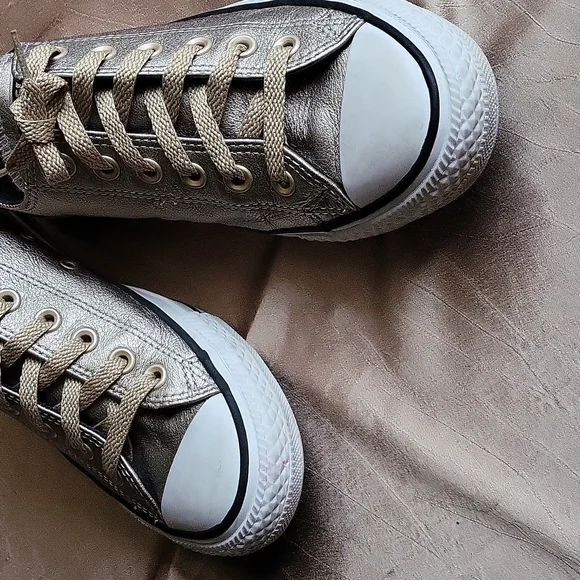 Converse All Star EUC women's metallic gold tennis shoes size 7 - Picture 2 of 9